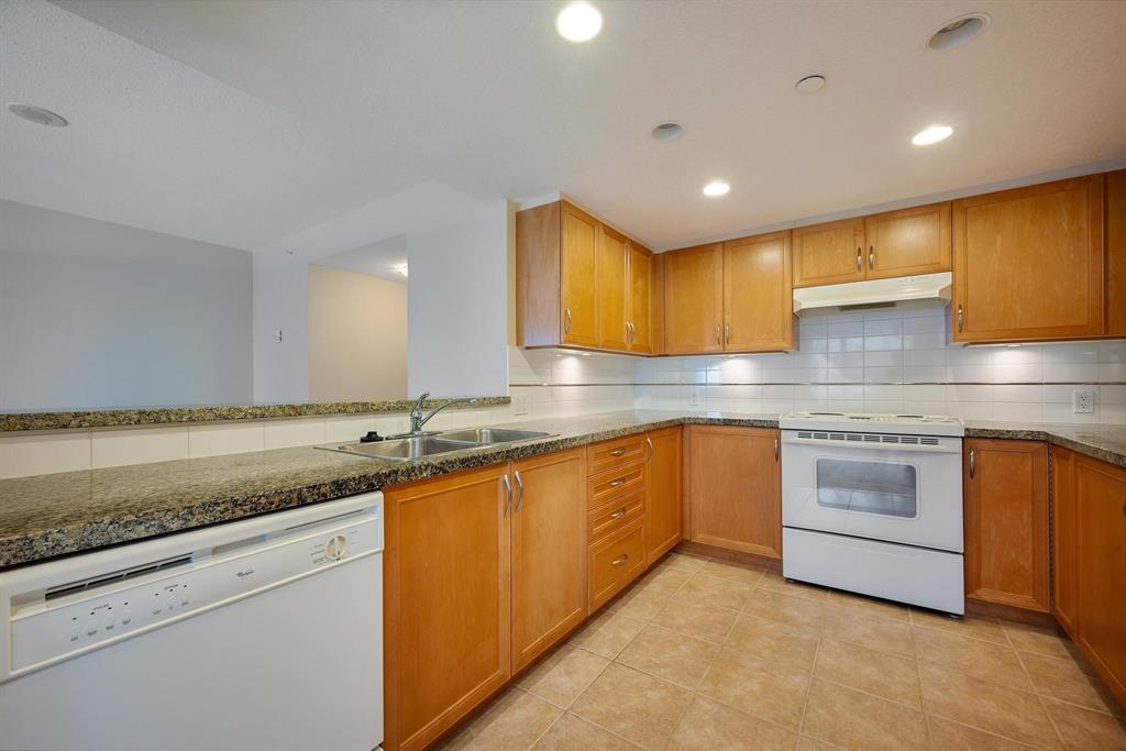 2303 4388 Buchanan Street Kitchen
