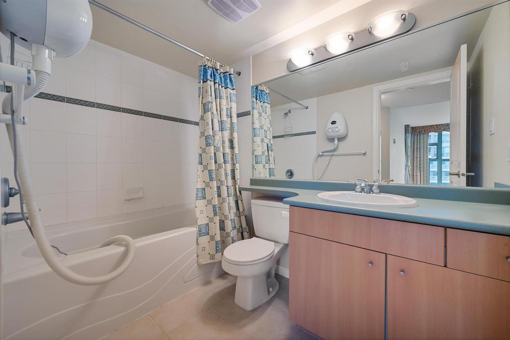 2303 4388 Buchanan Street Bathroom