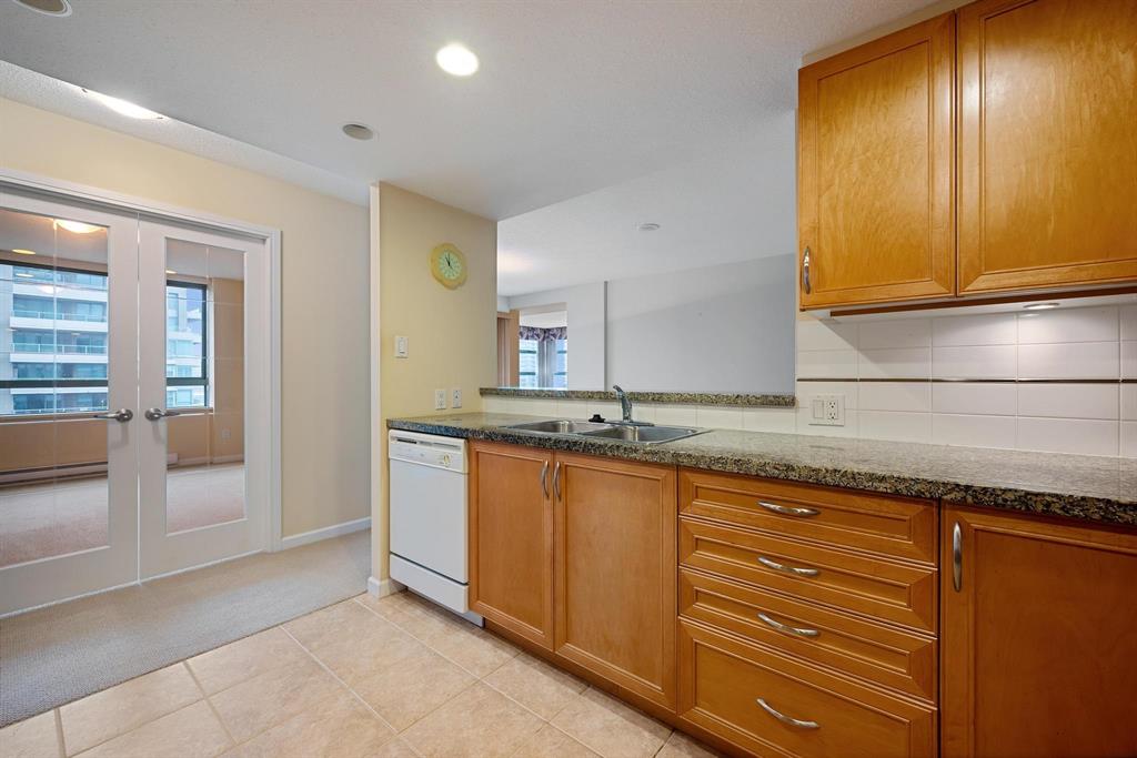 2303 4388 Buchanan Street Kitchen