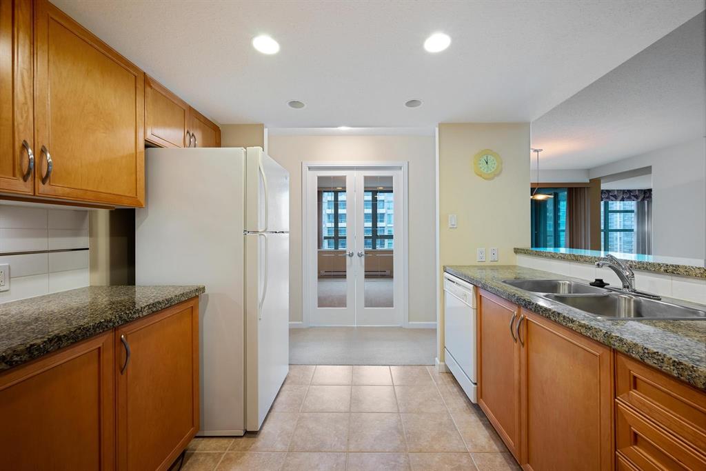 2303 4388 Buchanan Street Kitchen